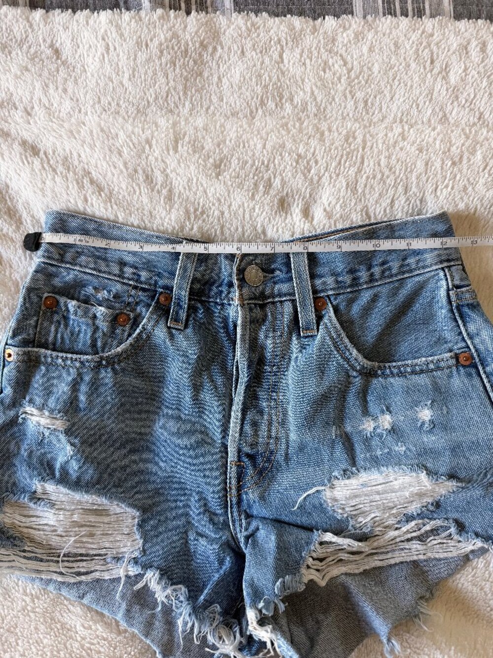 Levi's Distressed High-Rise Denim Cutoff Shorts Light Blue Wash Size 24 - Picture 3 of 4